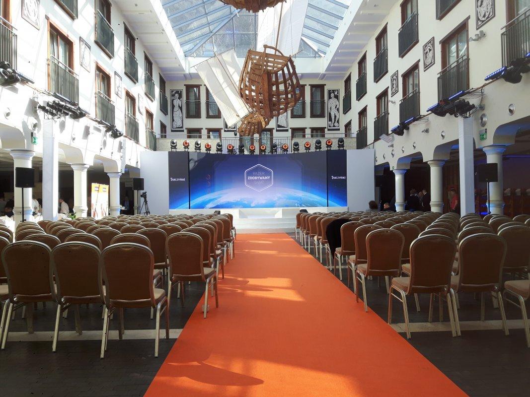 Gala firmowa w eleganckim hotelu – organizacja eventów z Fabryką Atrakcji.
