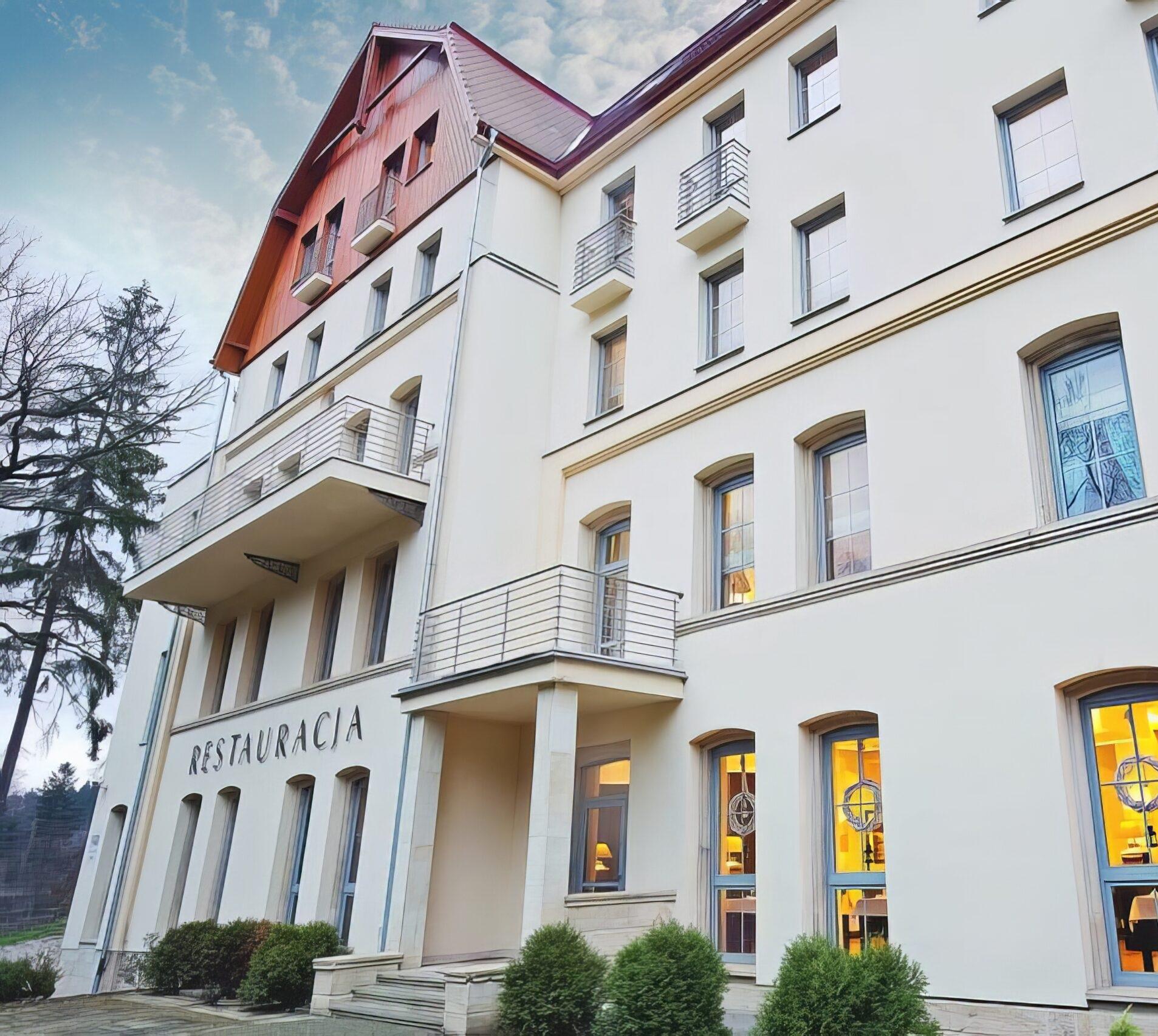 Basen hotelowy w strefie wellness dla grup biznesowych