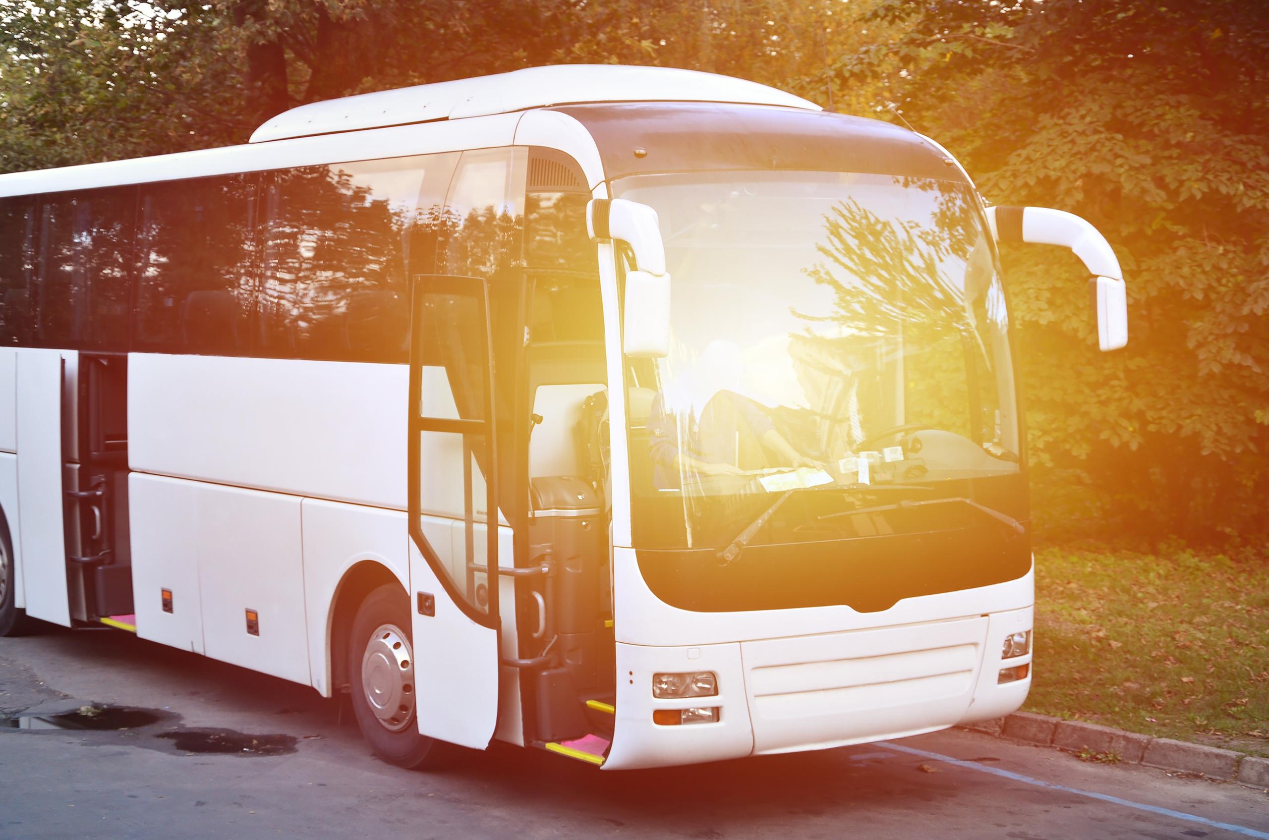 Autobus turystyczny na postoju o zachodzie słońca.
