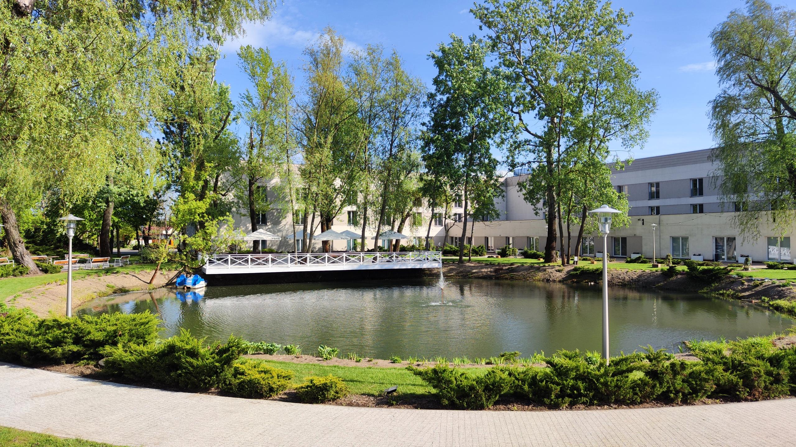 Ogród hotelowy Green Garden Hotel – fontanna i alejki spacerowe.