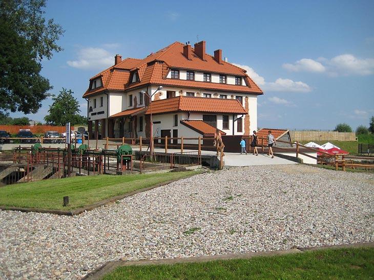 Hotelowy teren zielony z miejscem na grill i aktywności outdoor pod Warszawą