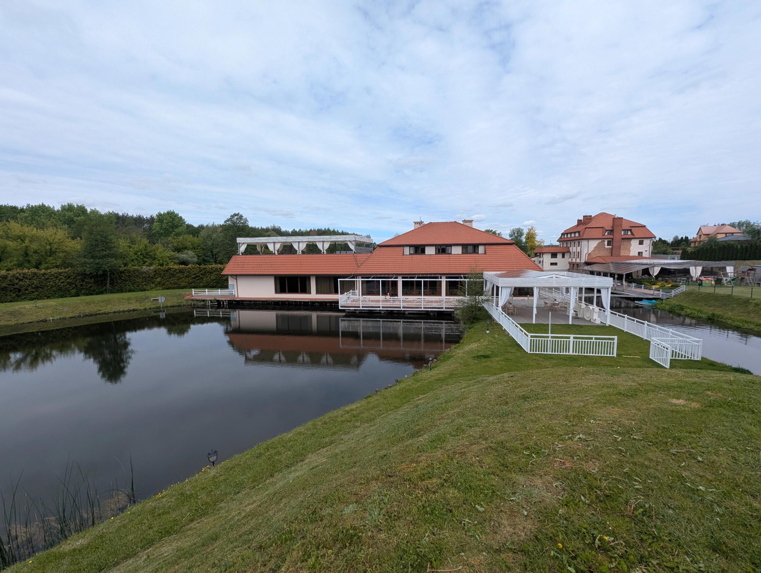 Nowoczesna sala bankietowa z widokiem na zieleń w hotelu pod Warszawą