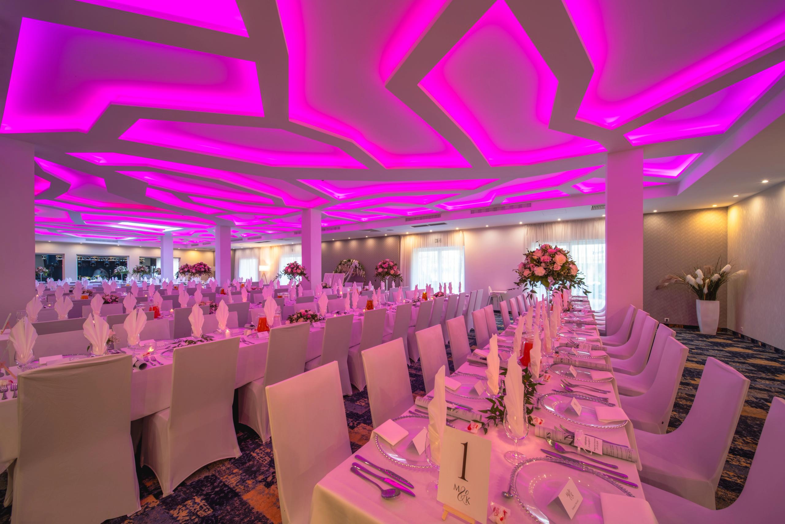 Sala bankietowa w Green Garden Hotel – eleganckie wnętrze.