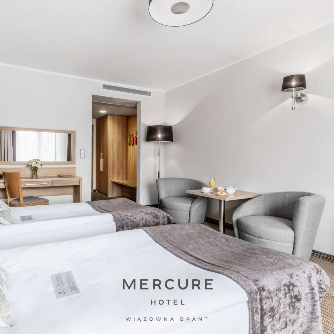 Pokój hotelowy typu twin w hotelu Mercure.