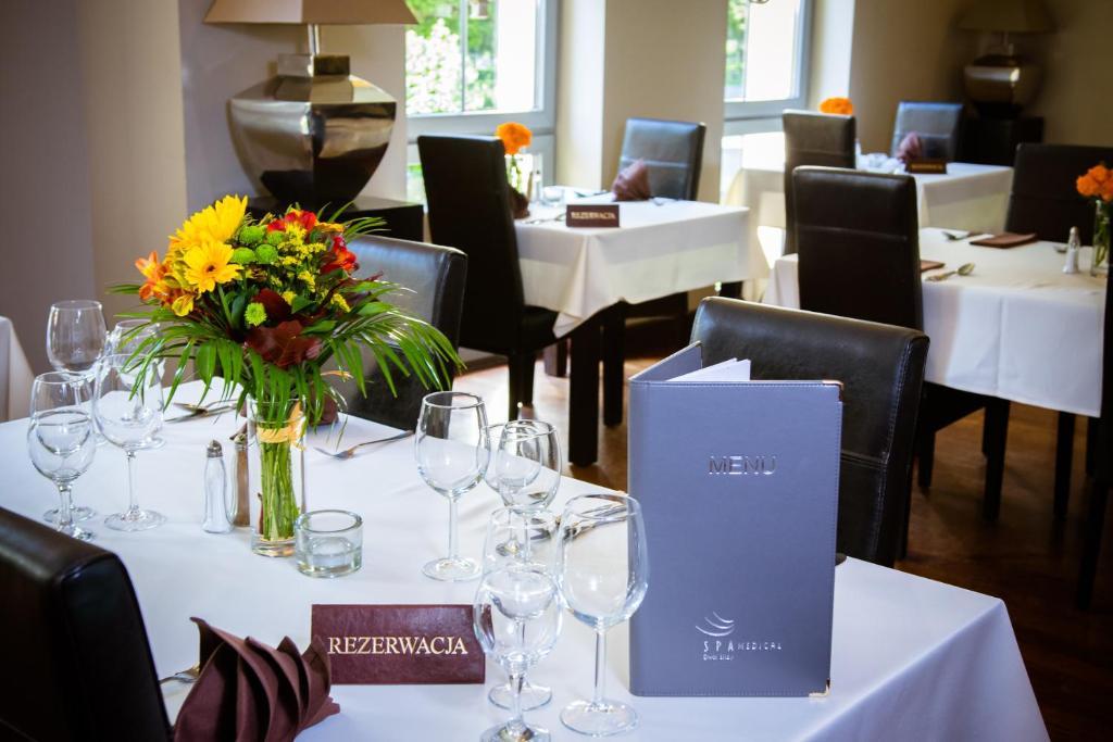 Sala restauracyjna na galę firmową podczas wyjazdu integracyjnego