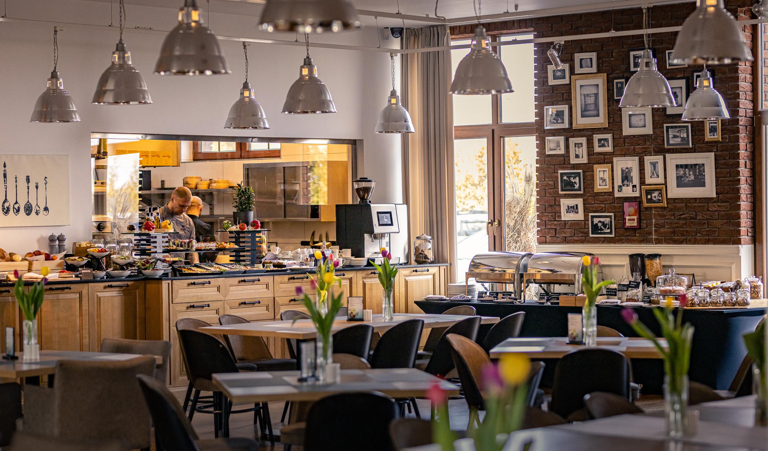 Restauracja hotelowa – sala śniadaniowa.