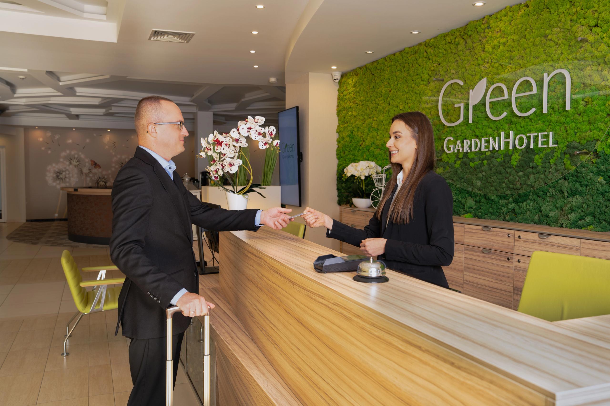 Recepcja Green Garden Hotel – powitanie gości biznesowych.