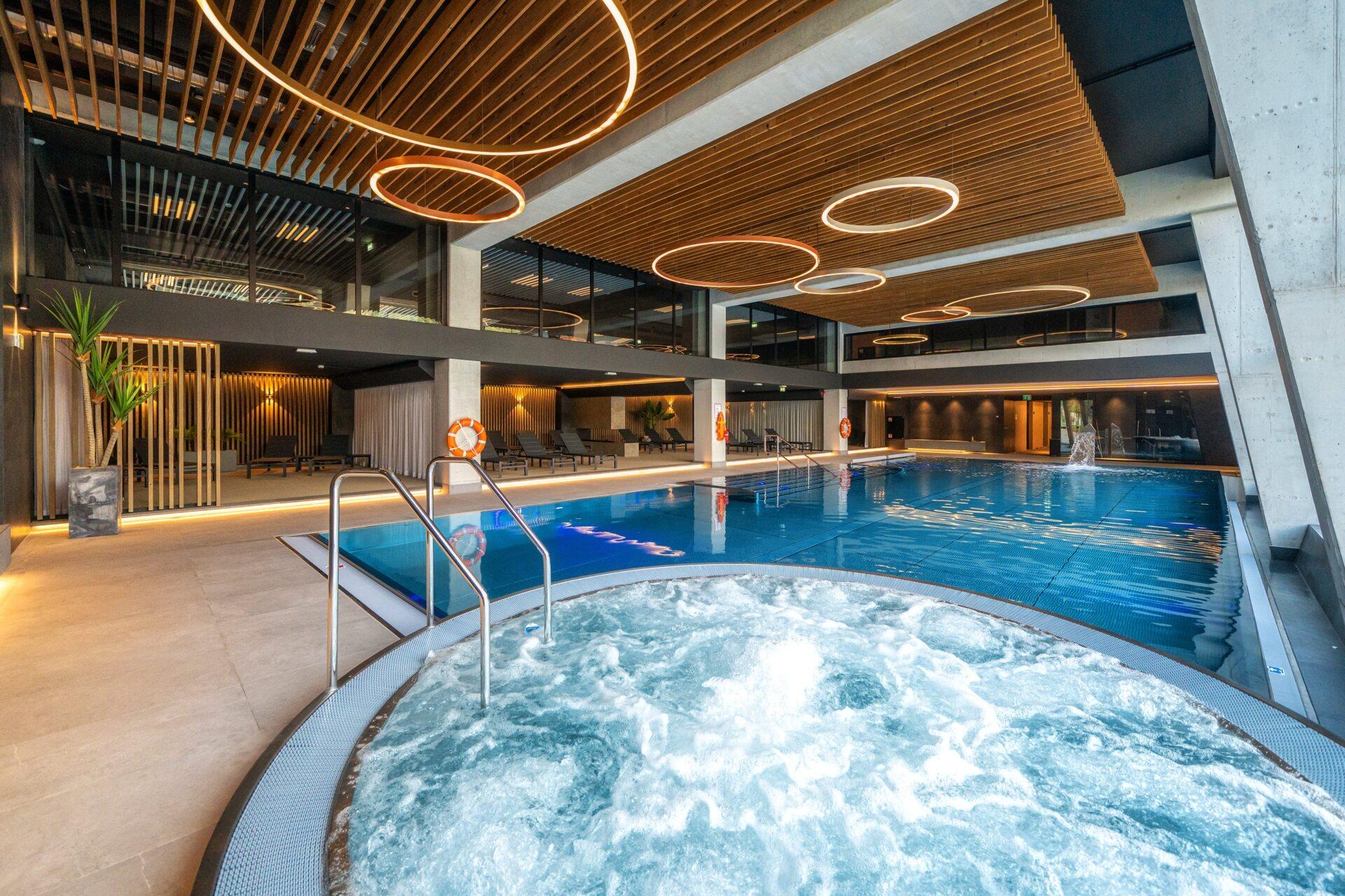 Strefa spa z jacuzzi i nowoczesnym oświetleniem sprzyjająca relaksowi po konferencji.
