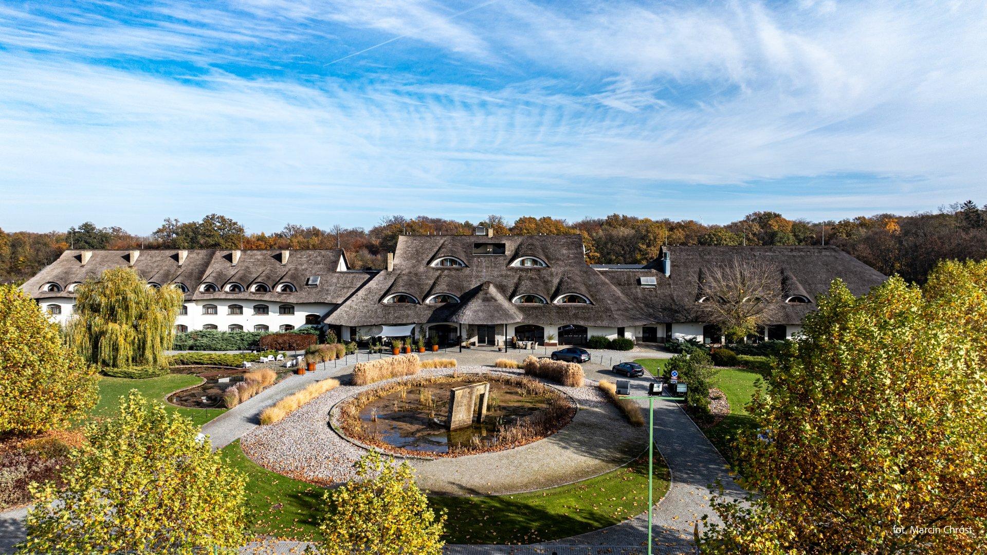 Hotel z widokiem z lotu ptaka i wieloma budynkami.