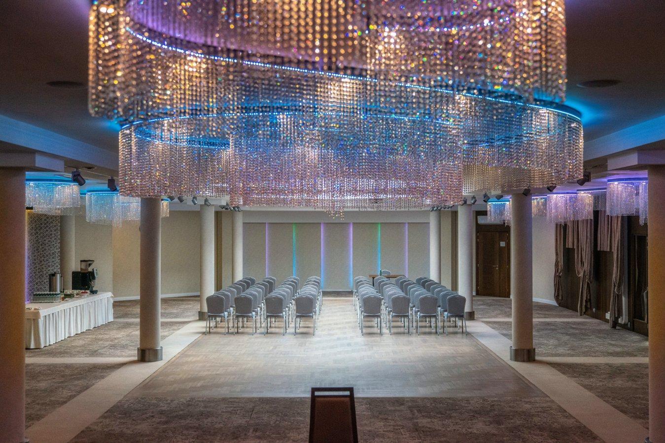 Nowoczesna strefa spa z podświetlanymi detalami architektonicznymi.