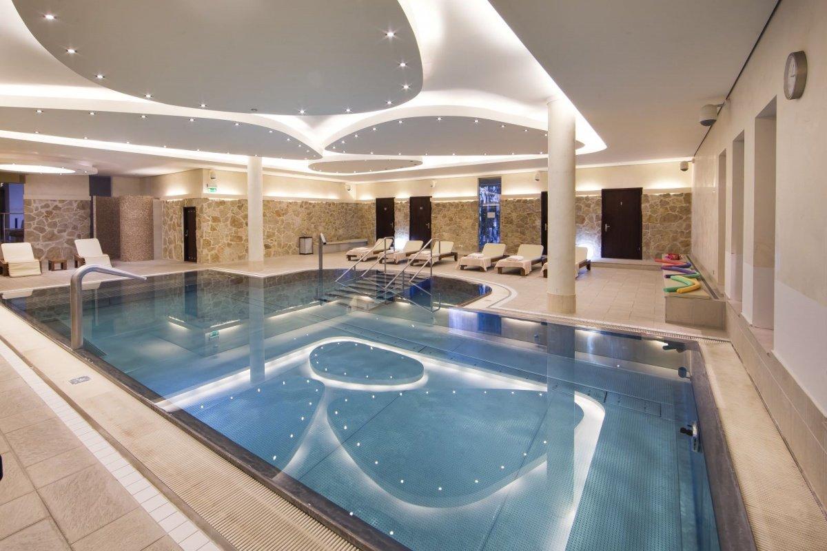 Basen hotelowy z oświetleniem – element premium wyjazdu firmowego.