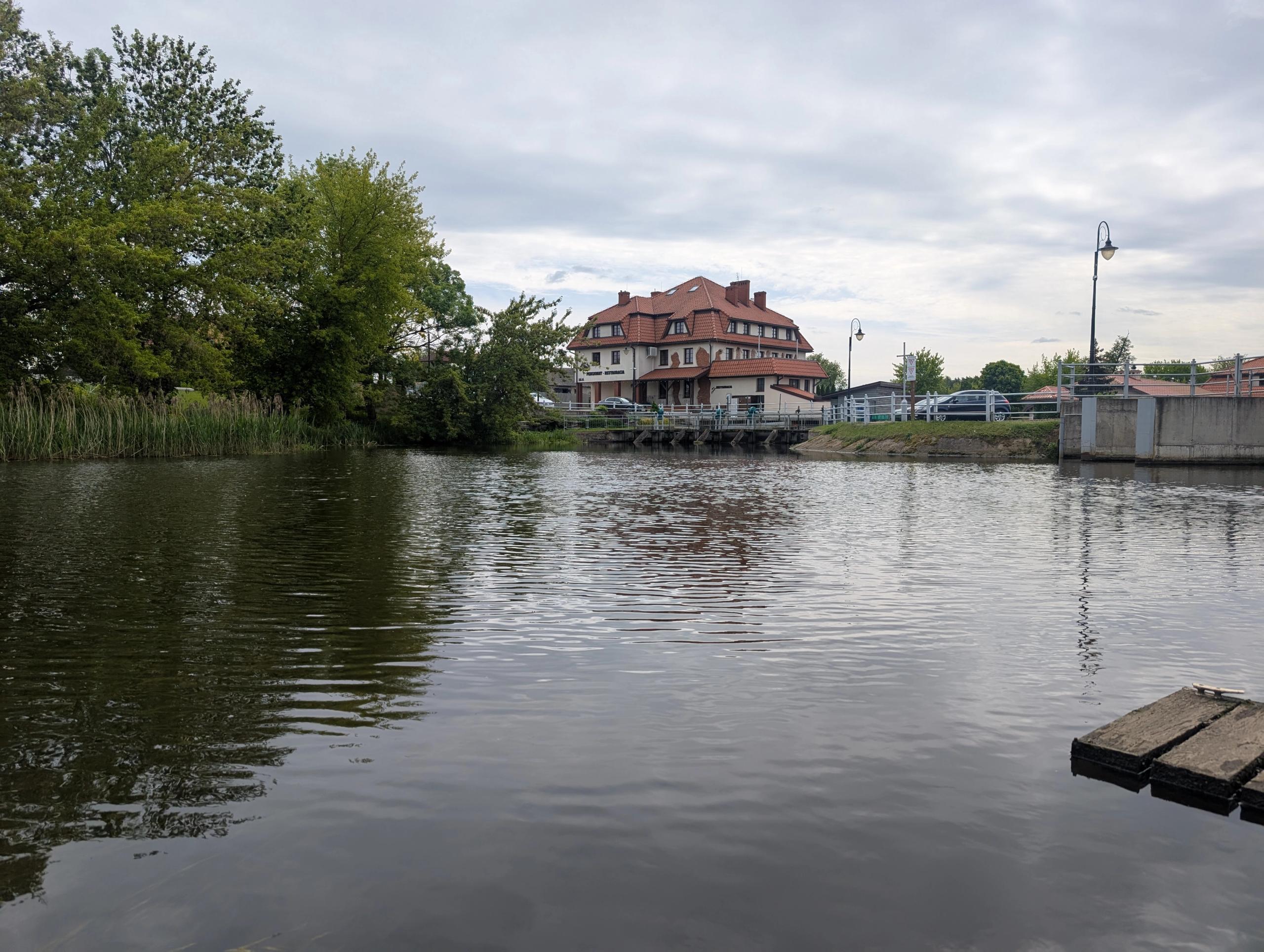 Hotel i staw otaczający teren eventowy