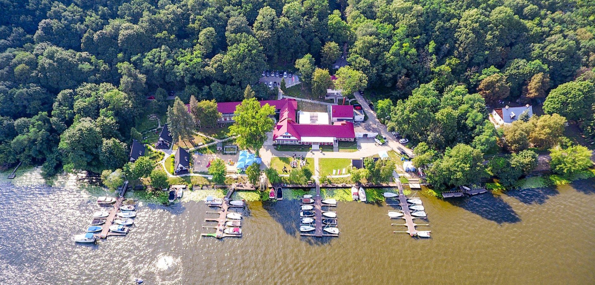 Lakeside hotel for outdoor team integration