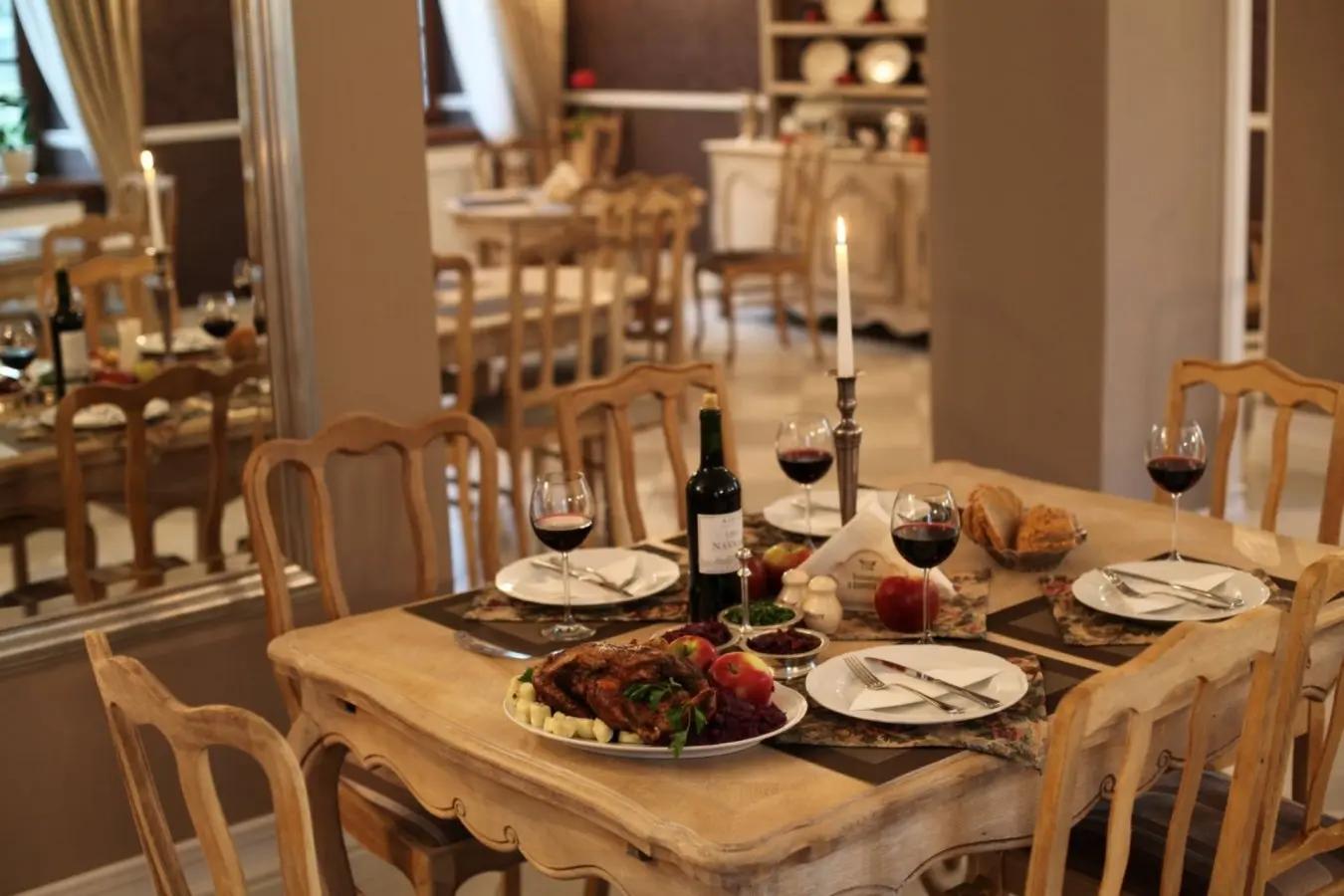 Drewniane wnętrze restauracji z nakrytym stołem i daniami