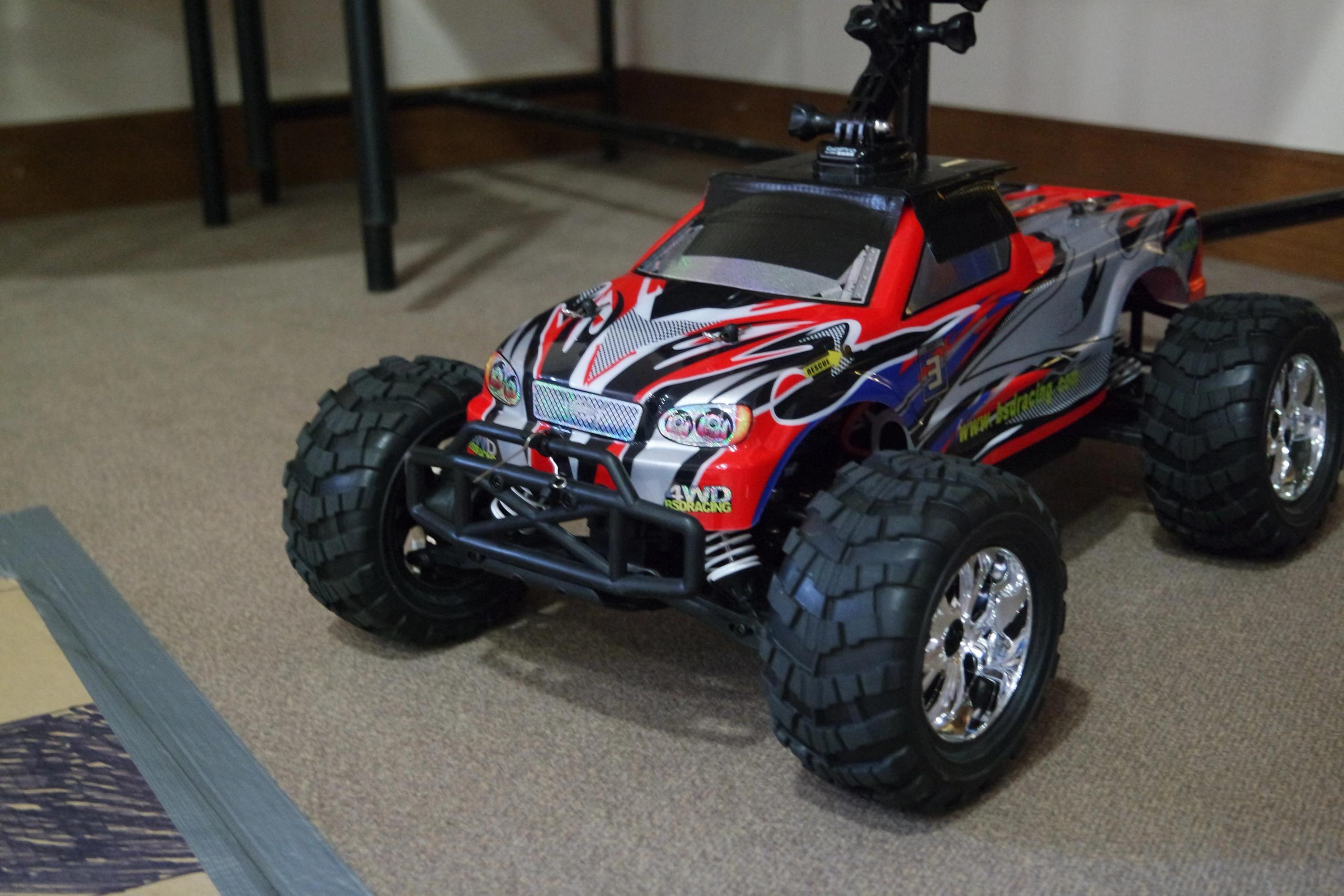 RC model auta na torze przygotowanym w sali – element wyzwania zespołowego.