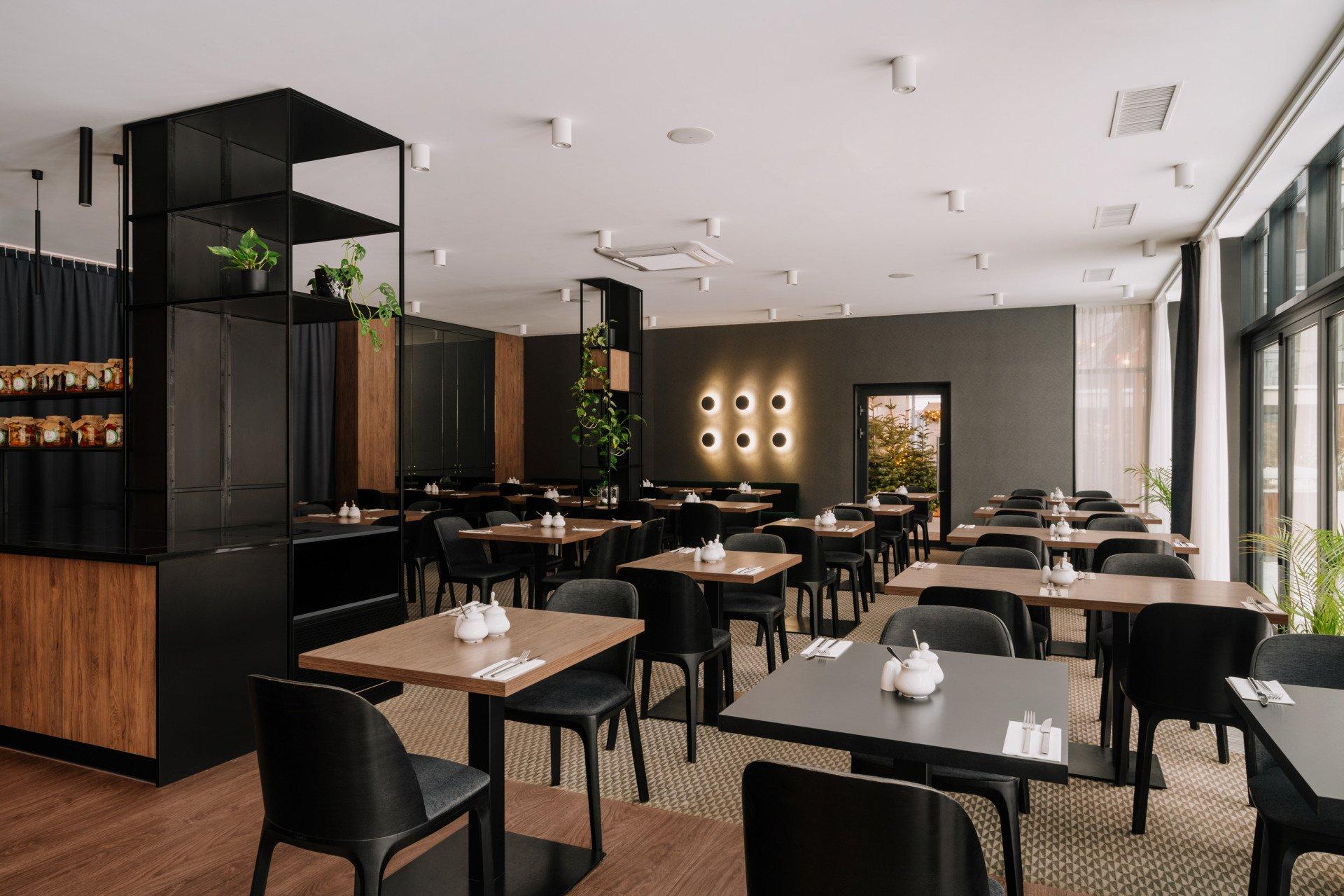 Restauracja hotelowa na kolację integracyjną lub galę firmową podczas wyjazdu z Fabryką Atrakcji.