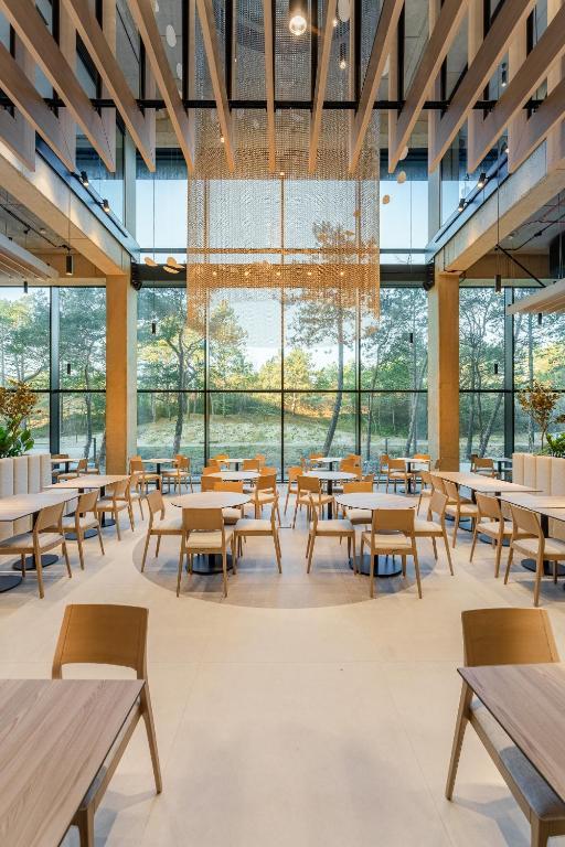 Lobby resortu konferencyjnego na spotkanie firmowe