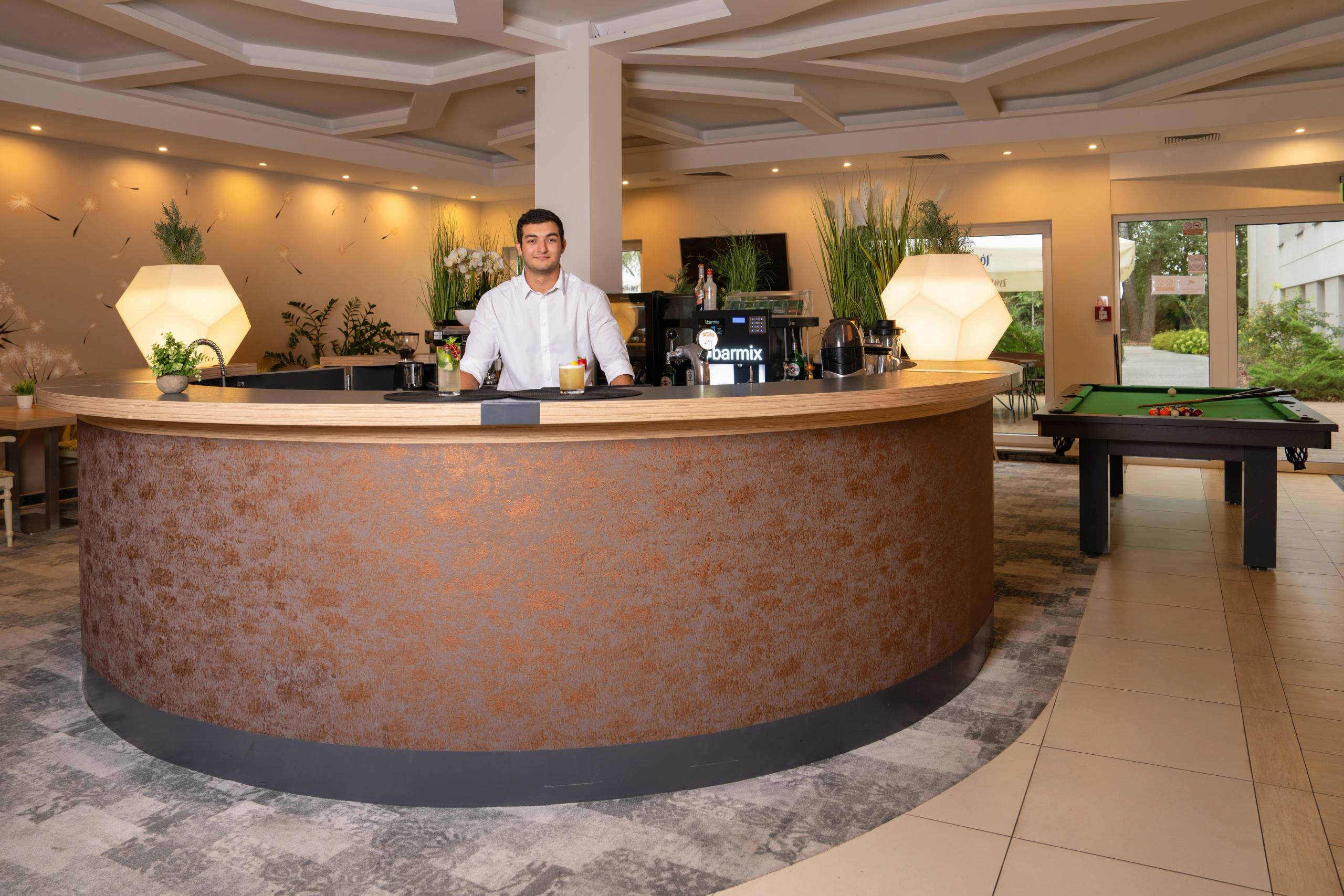Recepcja Green Garden Hotel – powitanie gości.