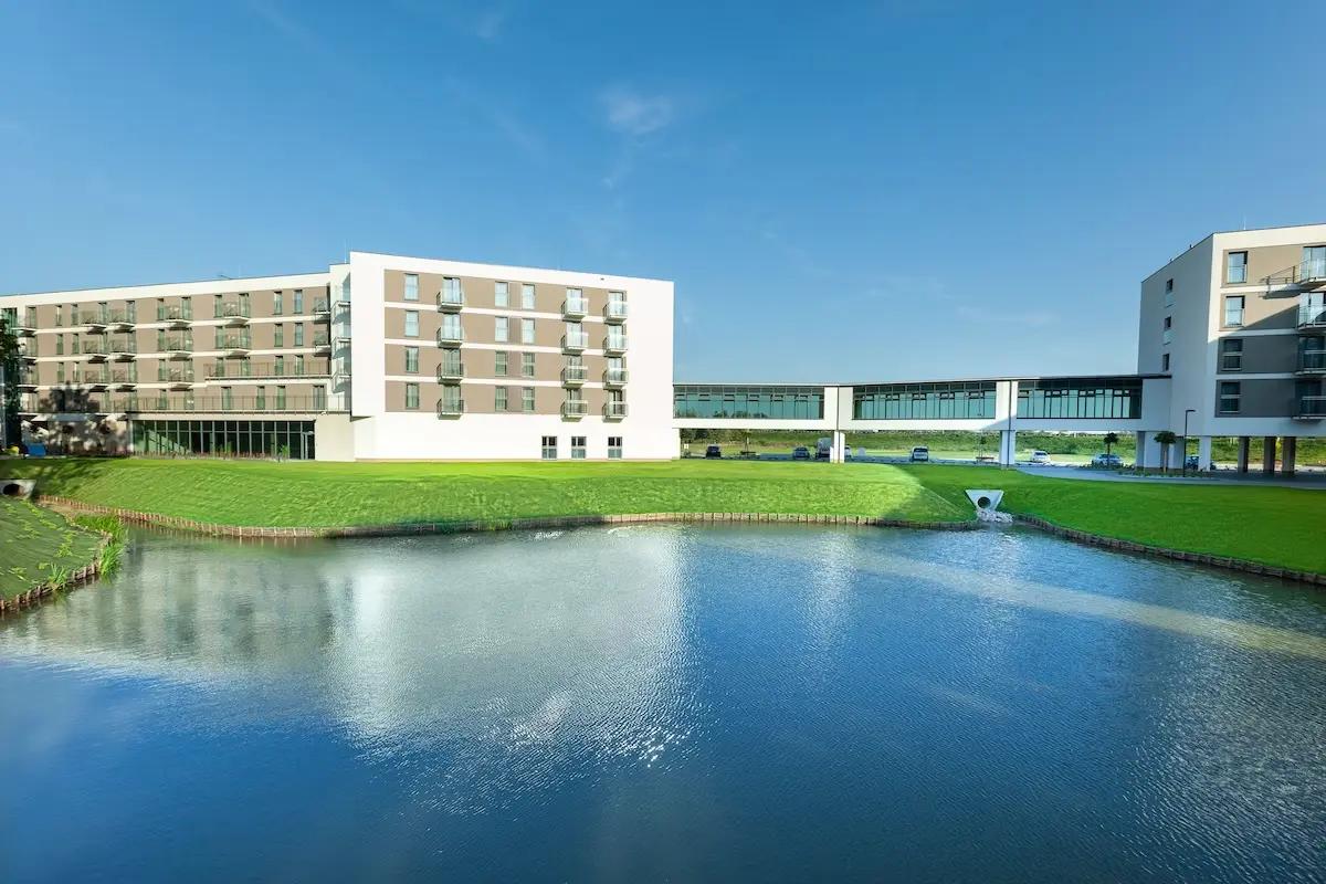 Aparthotel z widokiem na jezioro i zieloną przestrzeń