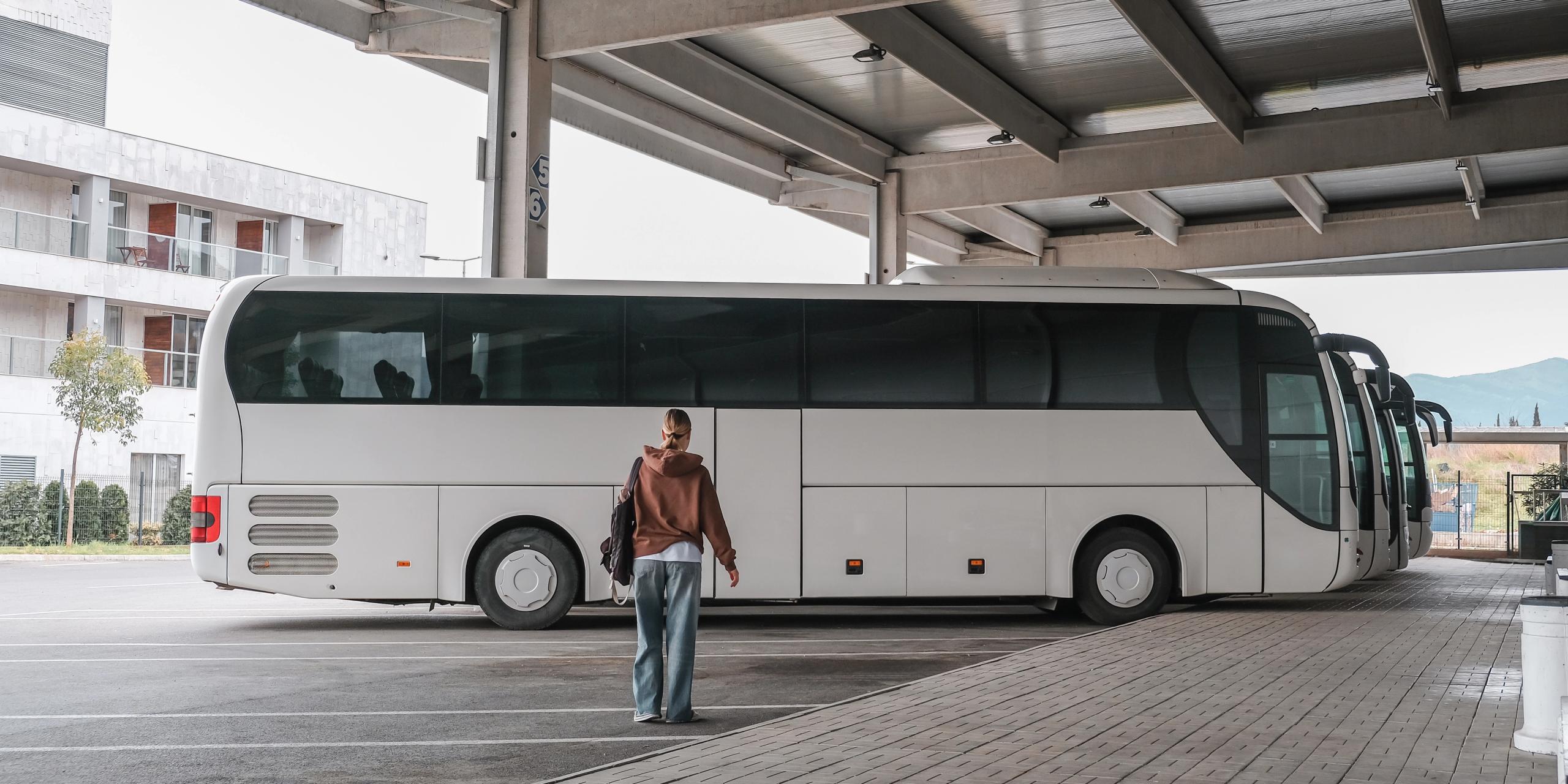Autobus turystyczny na postoju