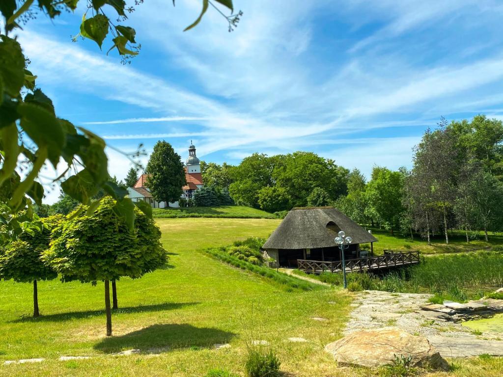 Rozległy teren zielony z zabudową rekreacyjną – przestrzeń na integracje outdoorowe.
