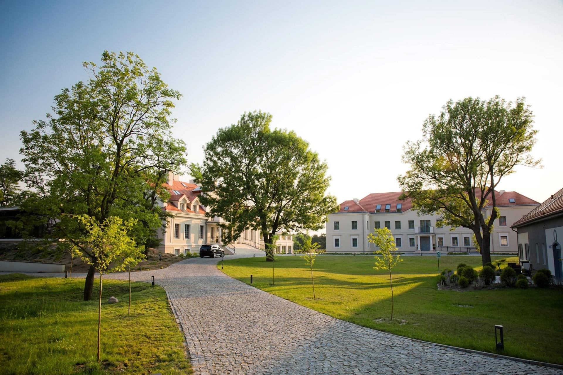 Stylowy dwór z parkiem – idealne miejsce na event firmowy w spokojnej okolicy.