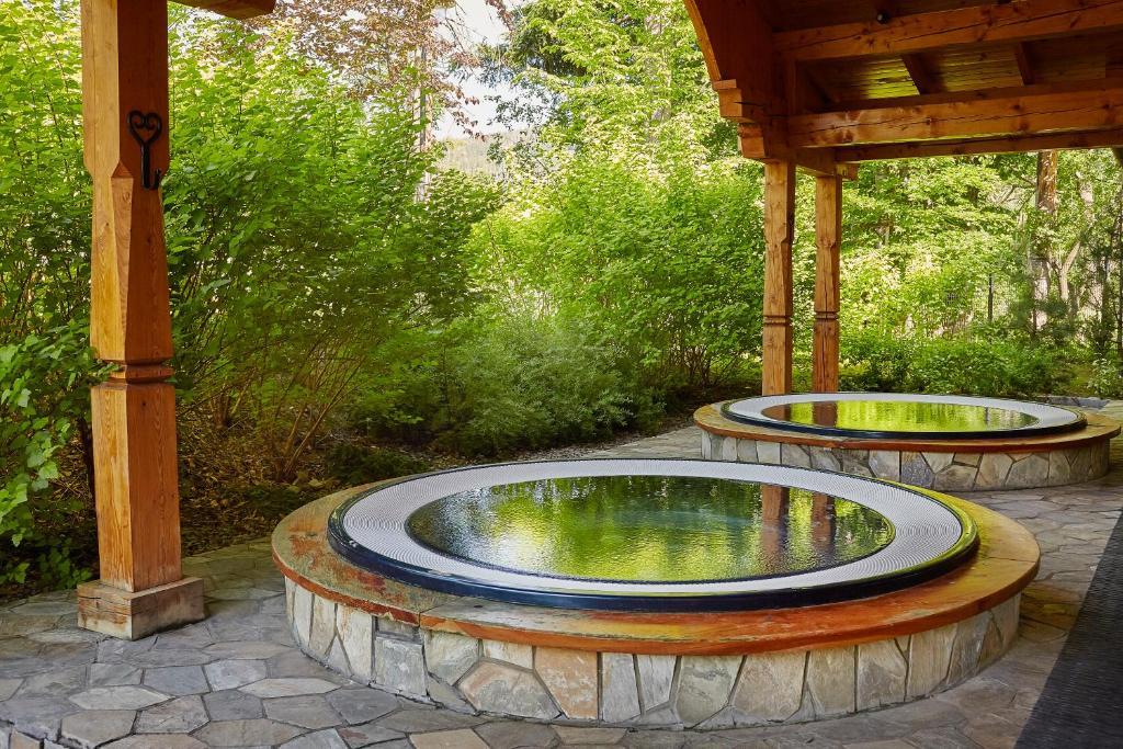Drewniane jacuzzi w ogrodzie w stylu spa.