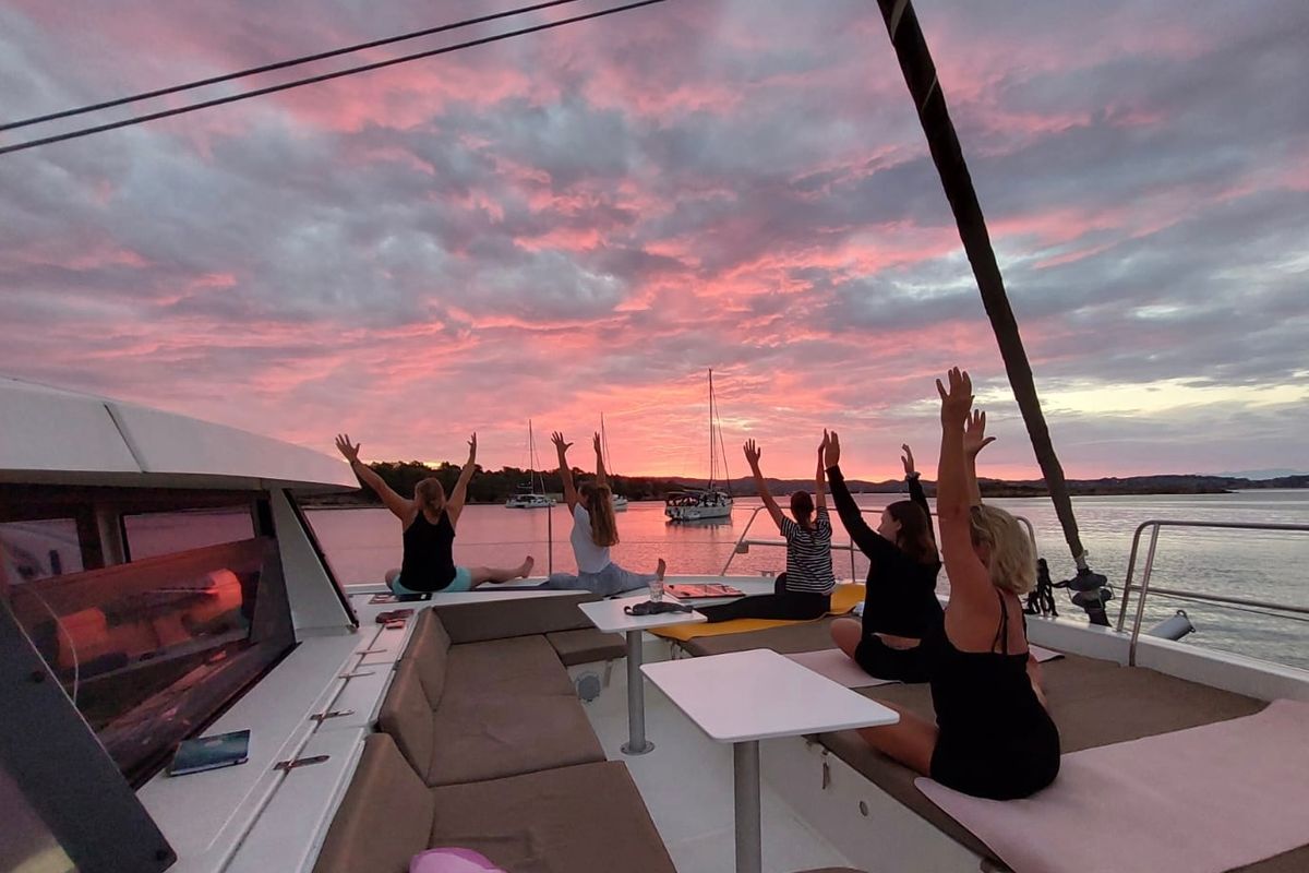 Yoga und Segeln im Mittelmeer