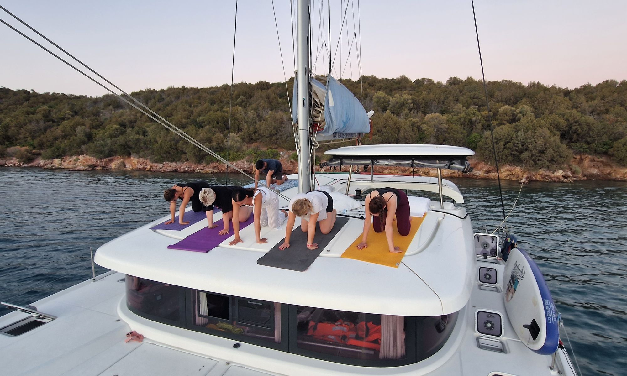 Yoga und Segeln im Mittelmeer