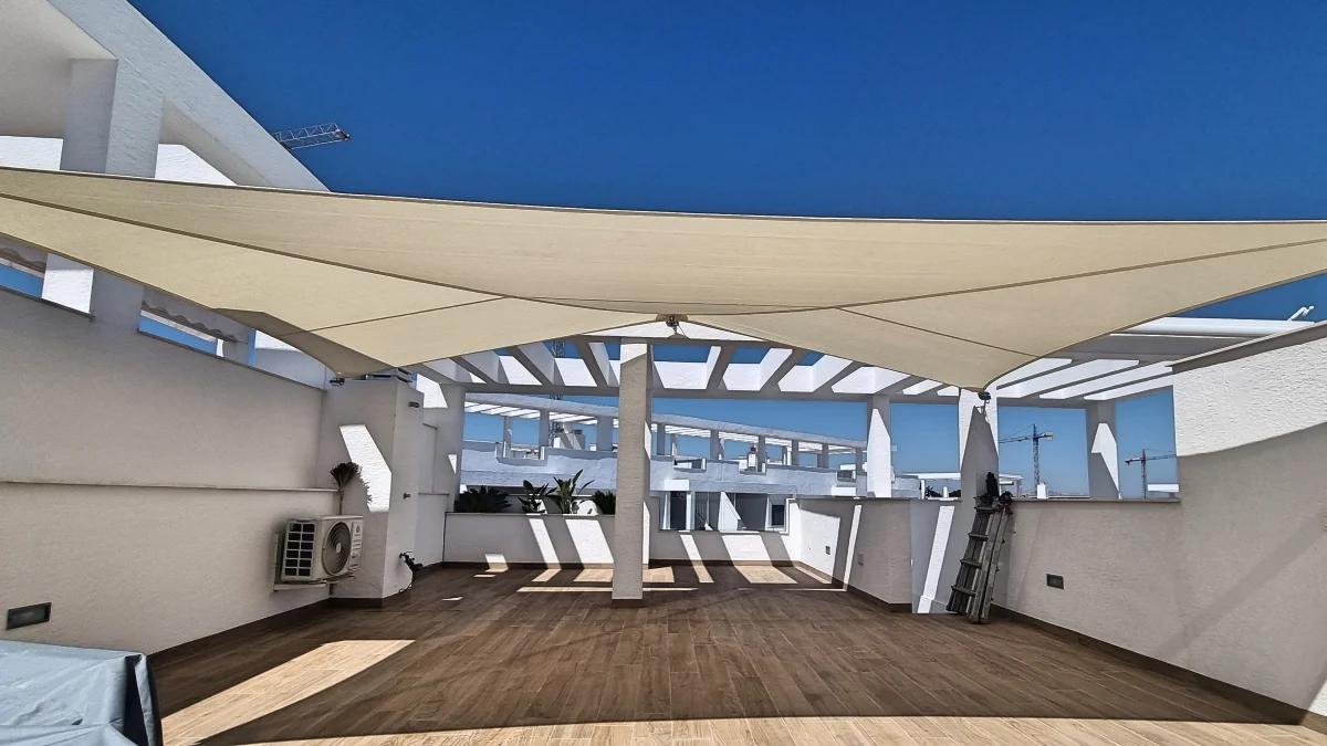Groot dakterras met schaduwdoek installatie op maat aan de Costa Blanca