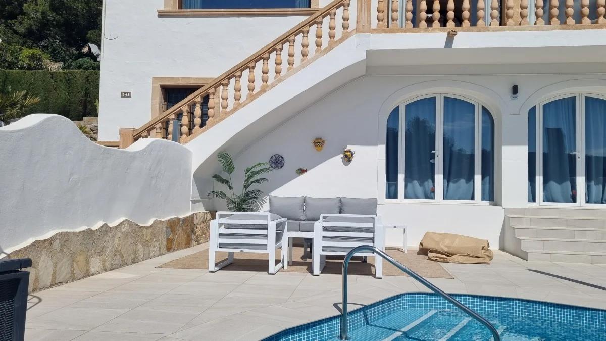 A professionally installed shade sail transforms a terrace, pool area or car port into a comfortable, usable outdoor space protected from the Spanish sun.