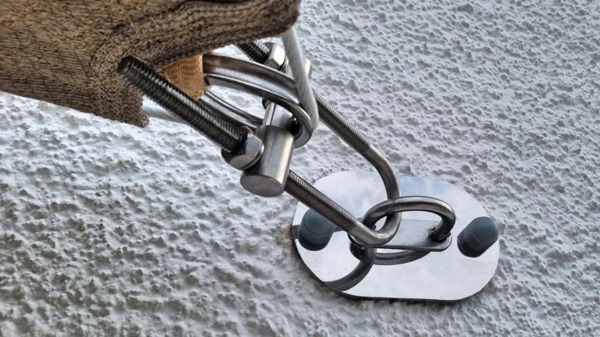 RVS span- en bevestigingspunt gebruikt bij een professionele schaduwdoek installatie