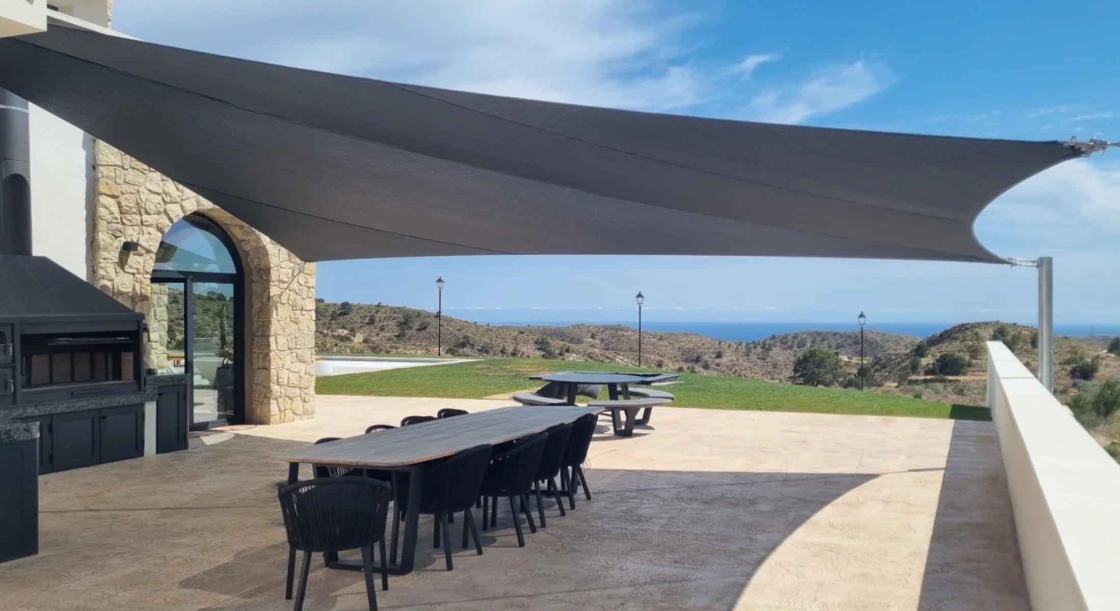 Plan een gratis locatiebezoek en ontvang professioneel advies, maatwerk ontwerp en vakkundige installatie voor uw woning of bedrijf.