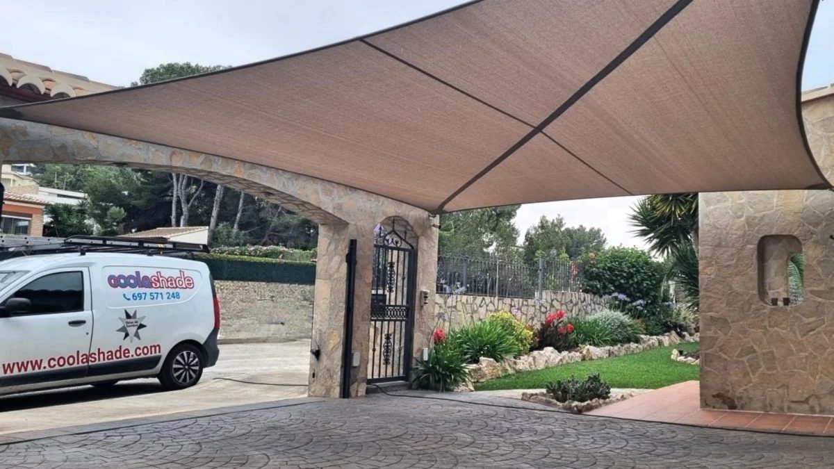 Schaduwdoek op maat geïnstalleerd boven de oprit bij een villa aan de Costa Blanca