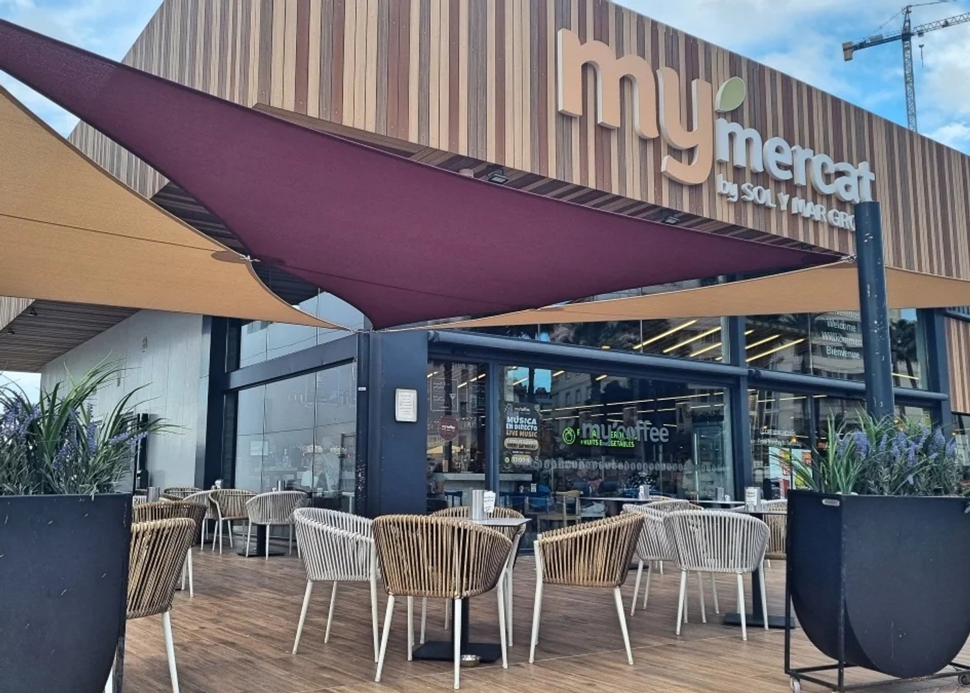 Architectonische schaduwdoeken geïnstalleerd boven een restaurantterras bij winkelcentrum MyMercat