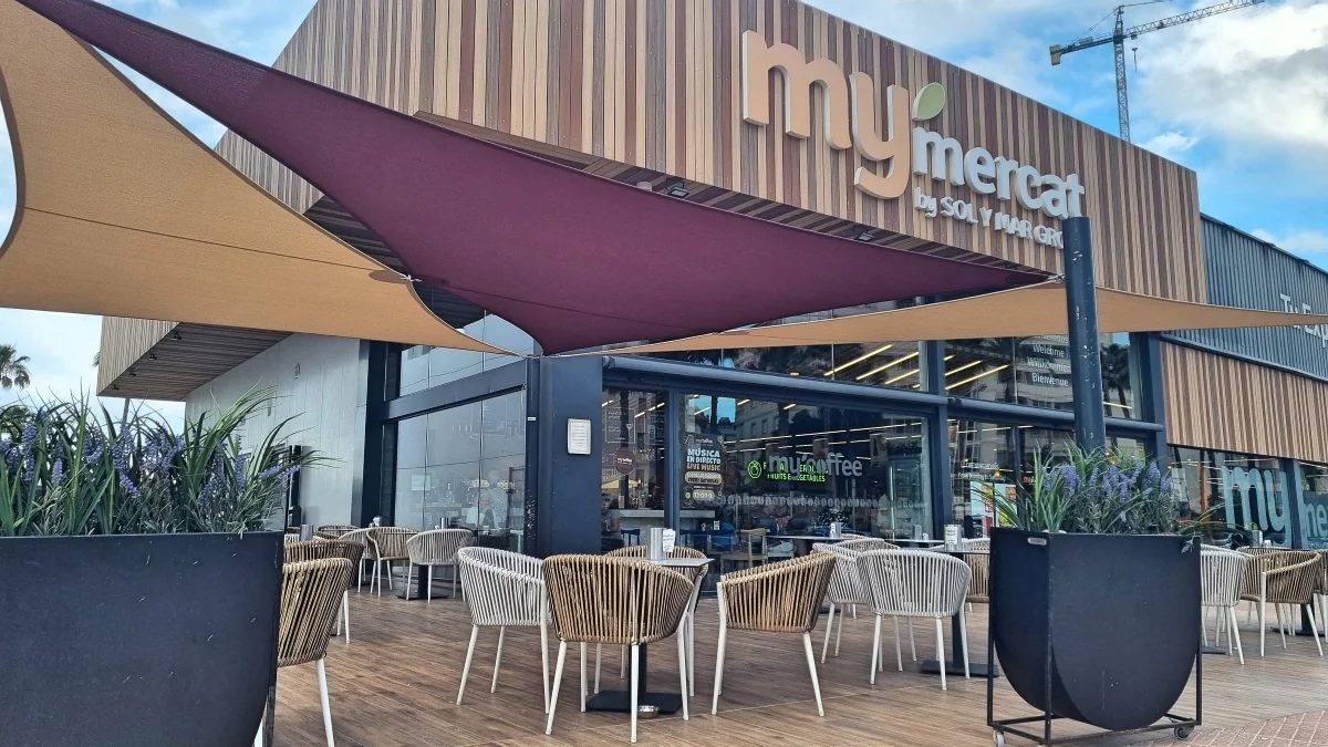 Architectonische schaduwdoeken geïnstalleerd boven een restaurantterras bij winkelcentrum MyMercat