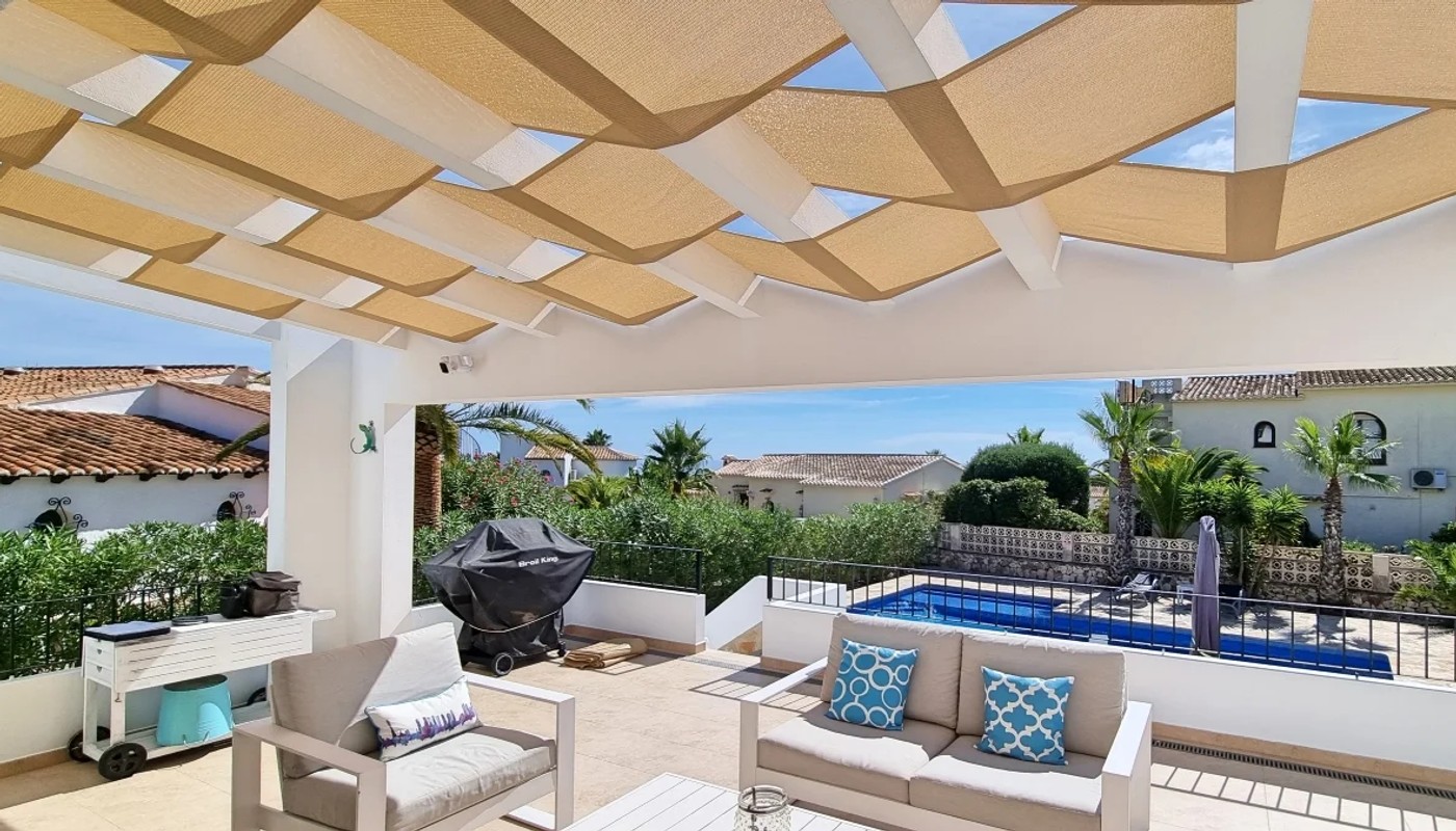 Shade sails provide strong protection against UV radiation while remaining breathable and resistant to wind when installed correctly.