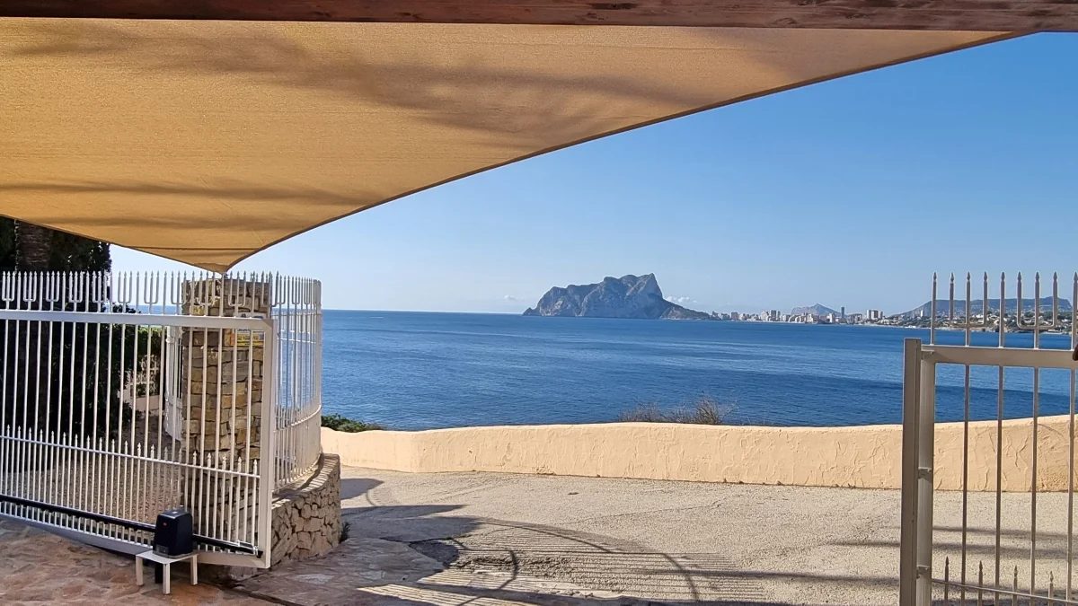 Benisaa-parkeerplaats met schaduw aan zee