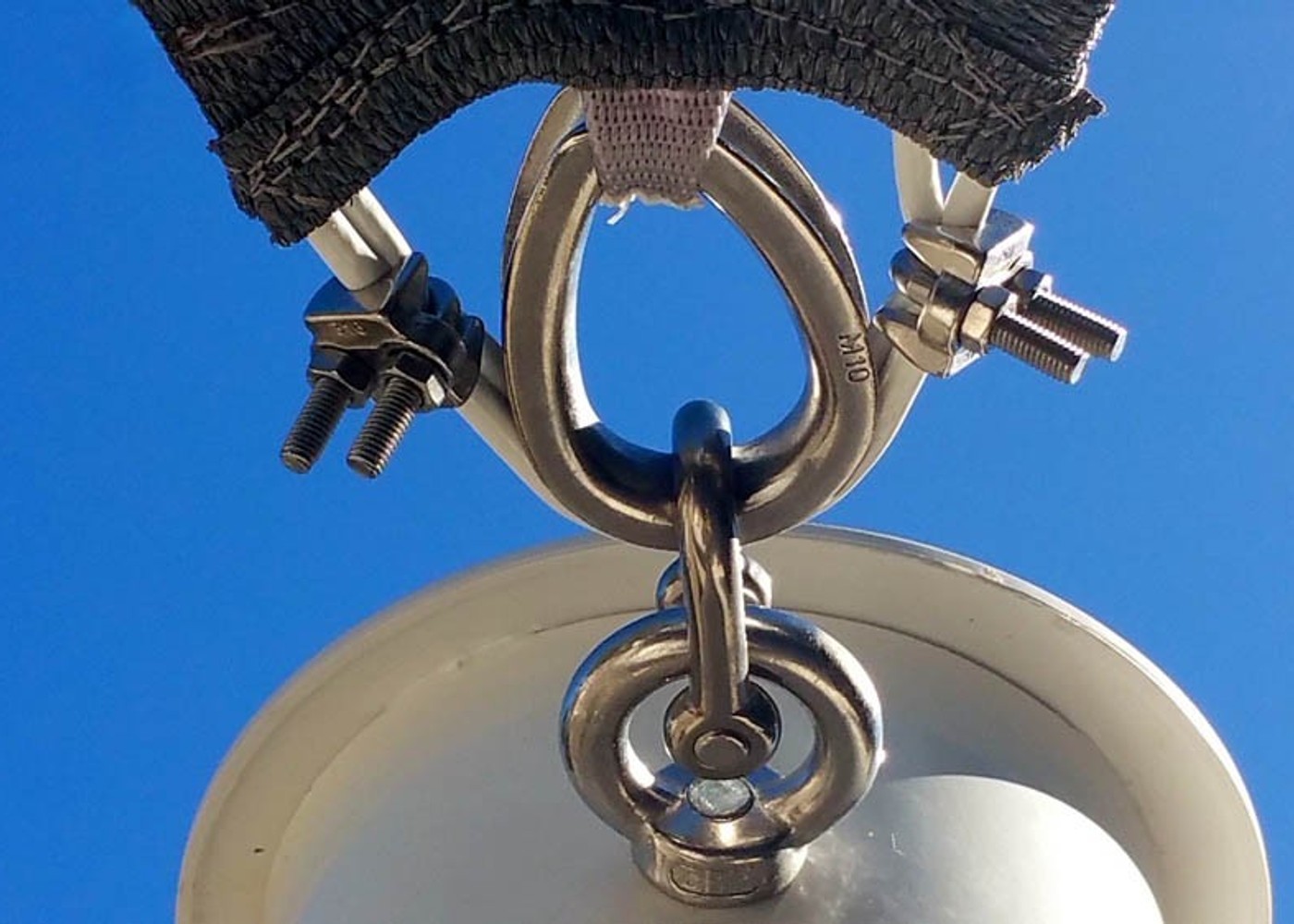 Close-up van een roestvrijstalen oogbout en spanhardware voor een schaduwdoek