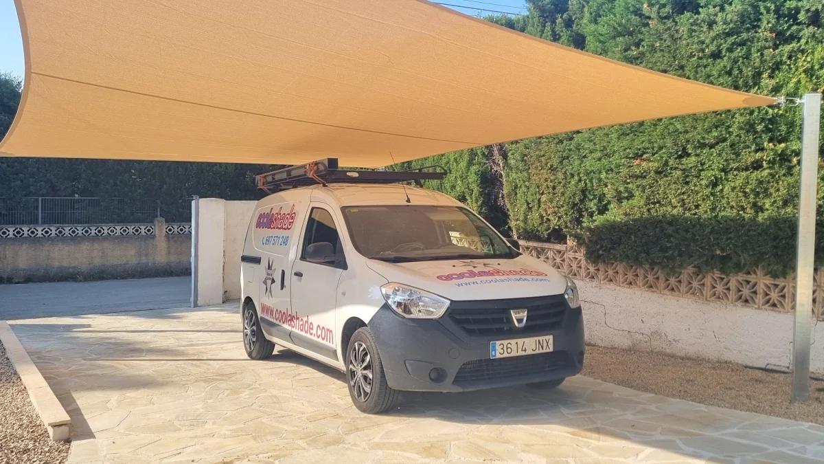 Schaduwdoek carport installatie die een Coolashade servicevoertuig beschermt tegen de zon