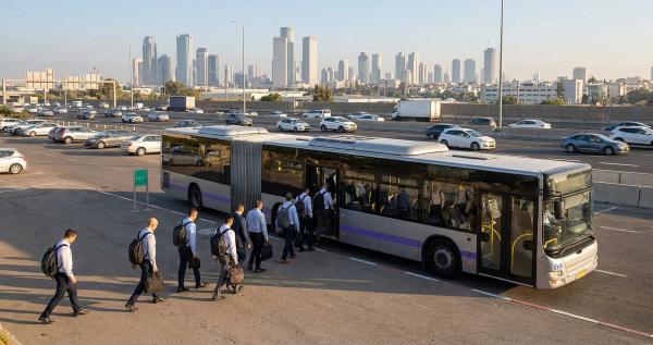 נוסעים עולים לשאטל ארגוני במתחם חנה-וסע ליד נתיב מהיר בגוש דן בשעת בוקר
