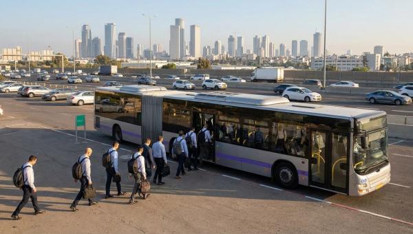 נוסעים עולים לשאטל ארגוני במתחם חנה-וסע ליד נתיב מהיר בגוש דן בשעת בוקר