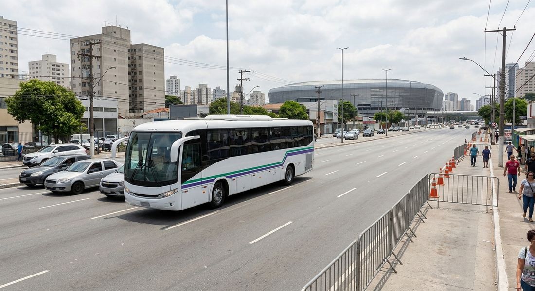 Autobús de transporte de personal en una avenida en día de partido, junto a vallas y perímetro cerrado cerca de un estadio.