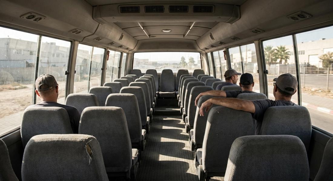 פנים מיניבוס הסעות עובדים באמצע היום, ארבעה נוסעים בלבד פזורים בין מושבים ריקים באור שמש נמוך