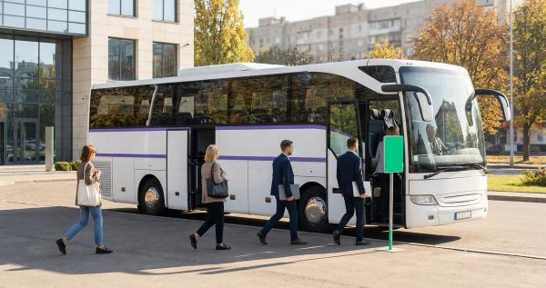 Працівники сідають у корпоративний шатл біля офісного центру в українському місті вранці