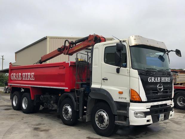 Hino 8X4 grab truck