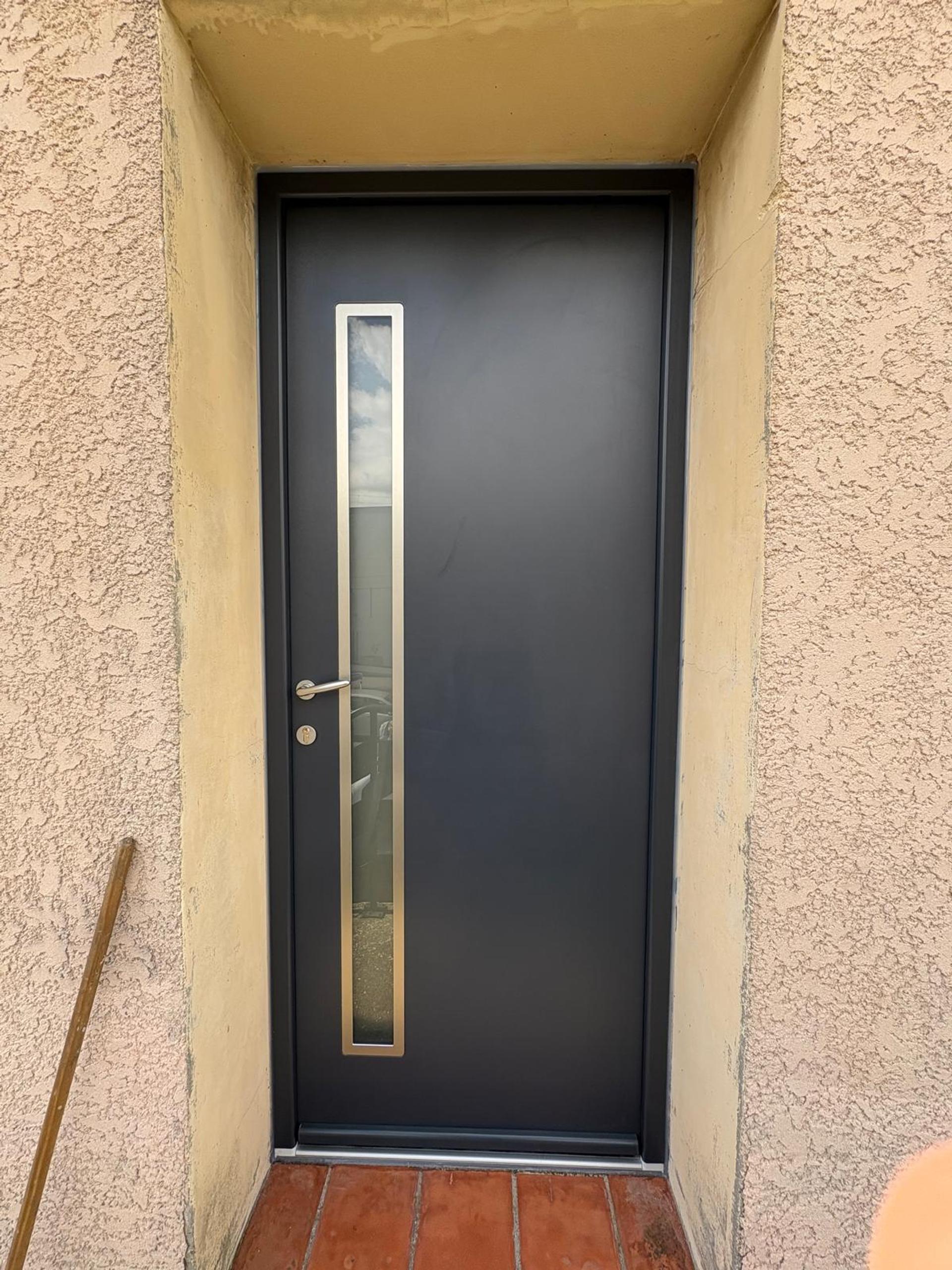 Porte d’entrée acier isolante avec vitrage dépoli