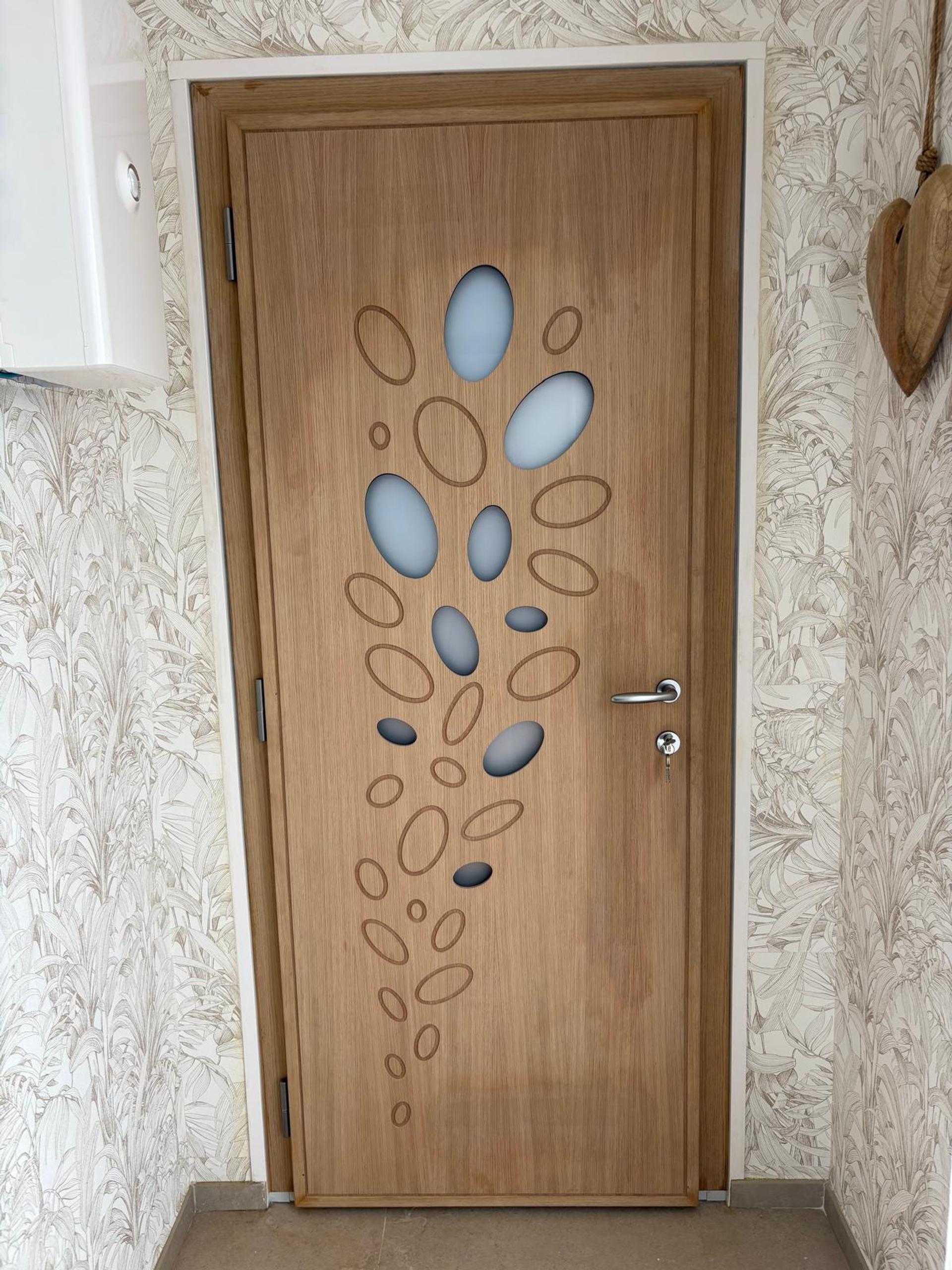 Porte d'entrée aluminium avec intérieur bois et vitrage décoratif miniature 3