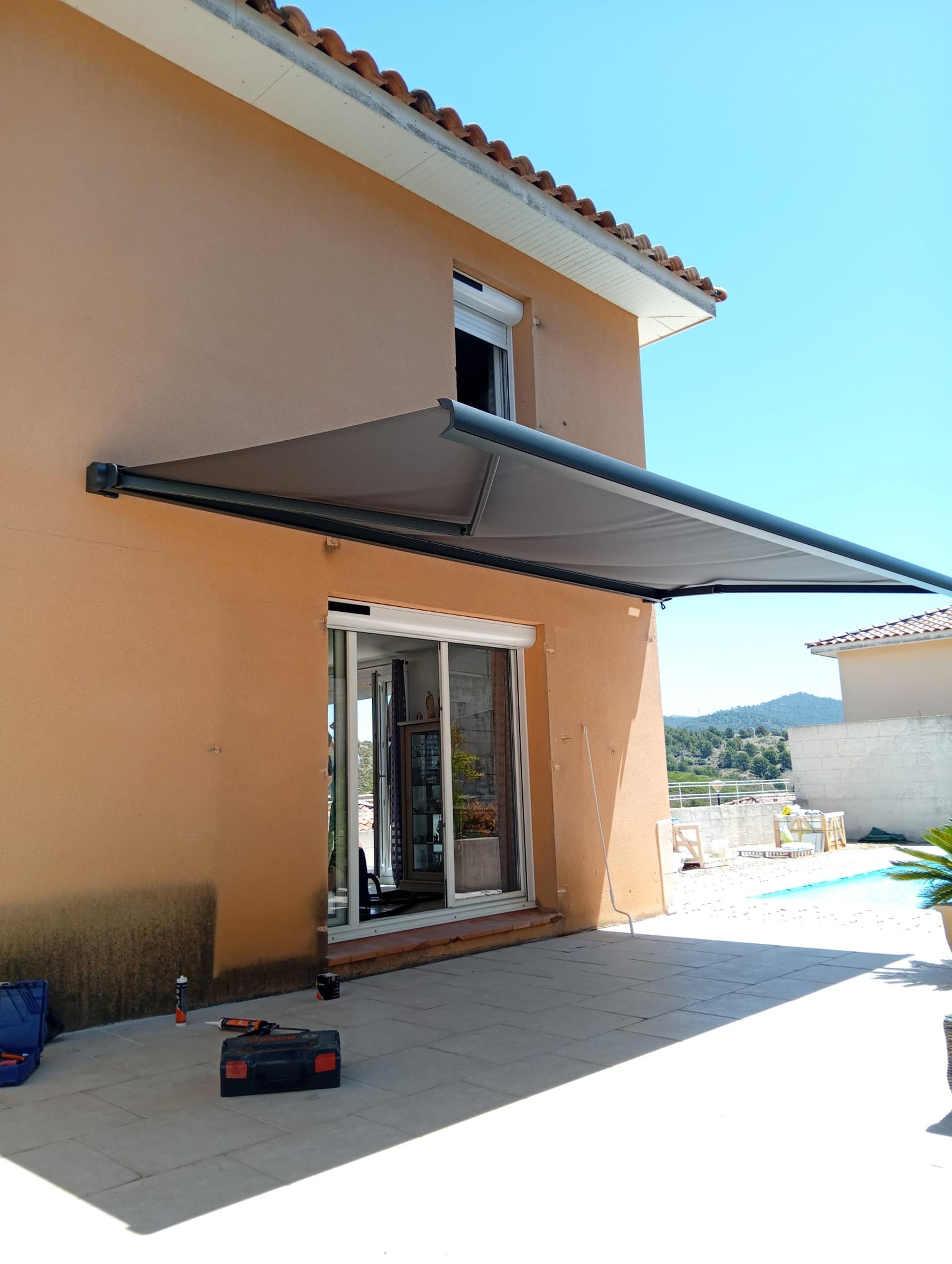 Volets roulants solaires et stores bannes solaires sur mesure miniature 2