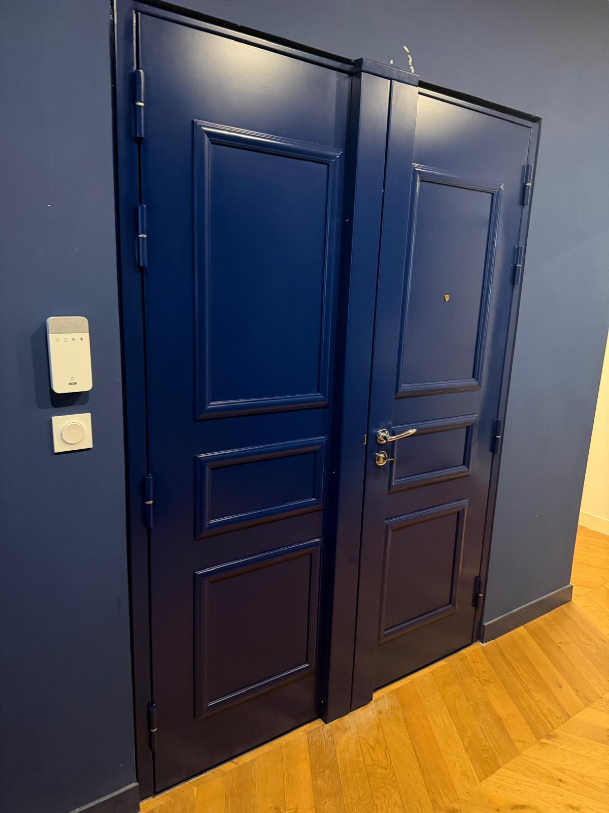 Porte blindée avec moulures intérieures – Serrure 5 points